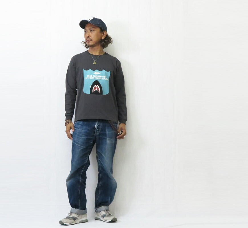 バーンズ BARNS 長袖 ”SAVE THE RED LIST” HOT-SHOT LS TEE プリント Ｔシャツ  BR-25422【2025年秋冬新作】